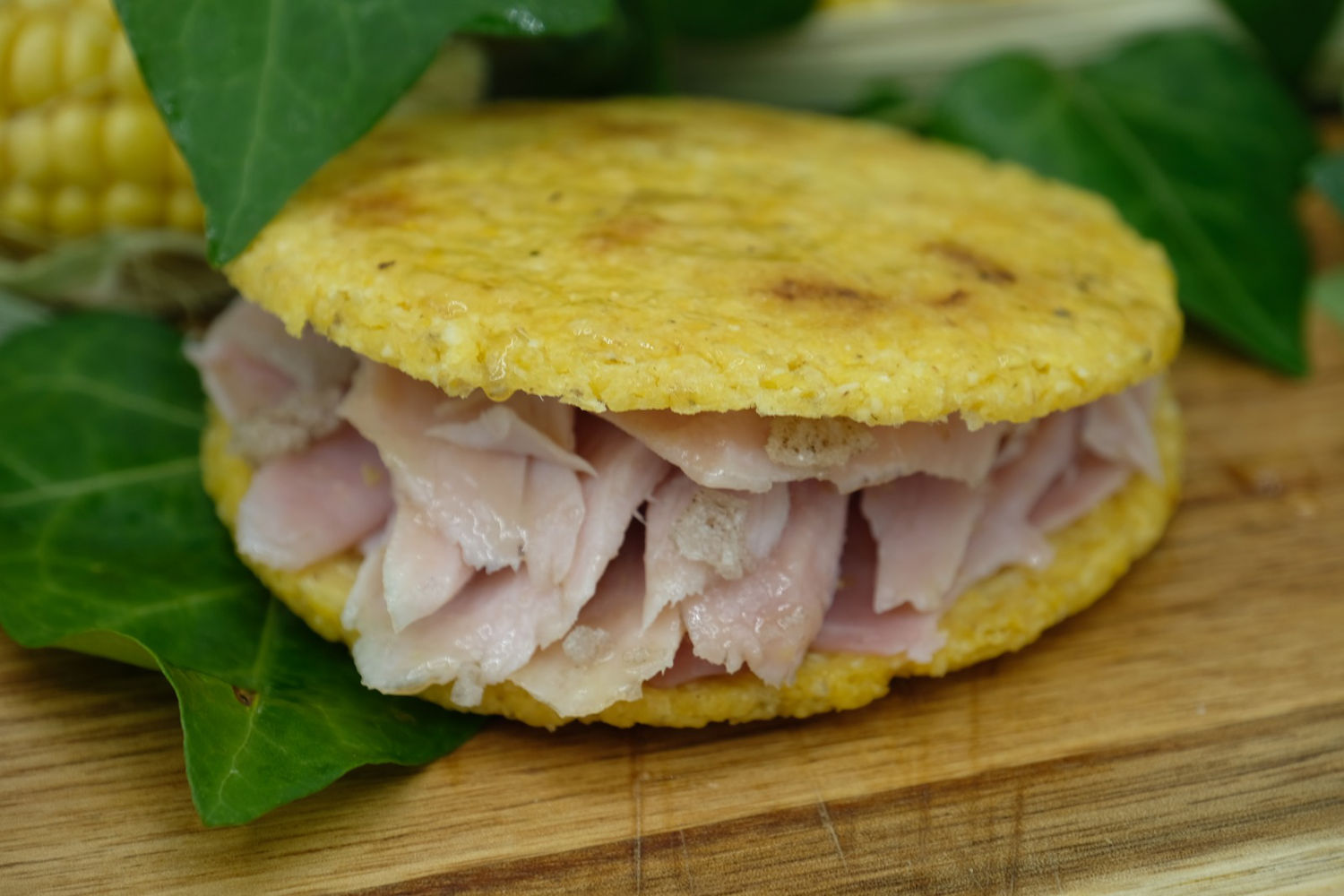 Un chamo ofrece sus arepas en la Alborada, Comunidad